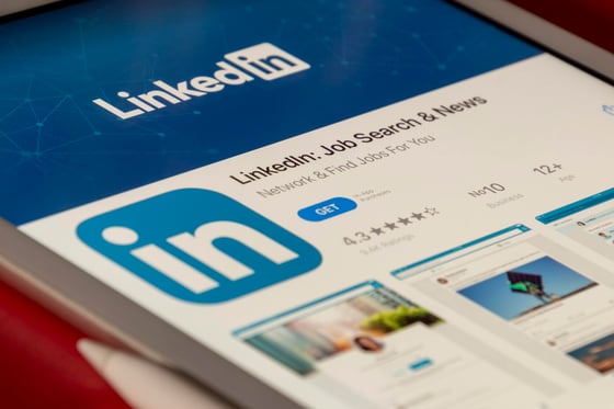 LinkedIn fungerer best når målgruppen er smal, tilbudet er tydelig og oppfølgingen er klar før kampanjen starter.