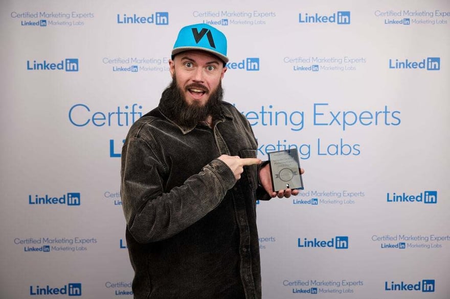 Hallgeir Gustavsen med kompetansebeviset fra LinkedIn Marketing Labs